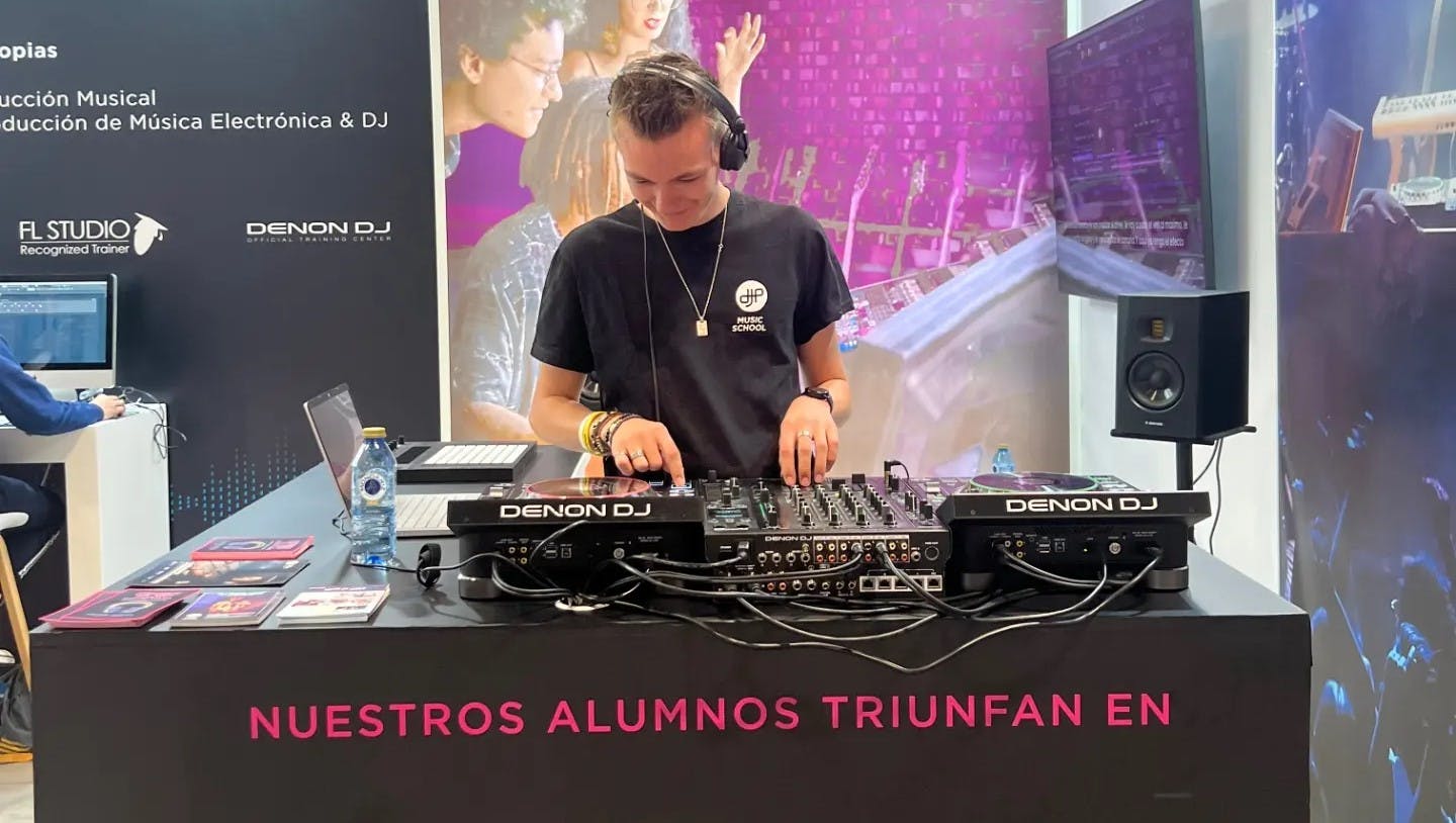 familia Patológico Violar Book a DJ in Madrid (Found +13 DJs) · Cueup DJ Booking